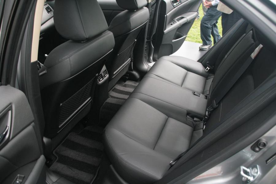  Suzuki Kizashi 2010 года  (фото 8 из 136)